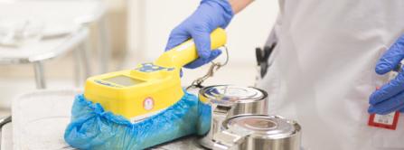 Tägliche Arbeiten zur Einhaltung des Strahlenschutzes: Ausmessung von Gegenständen